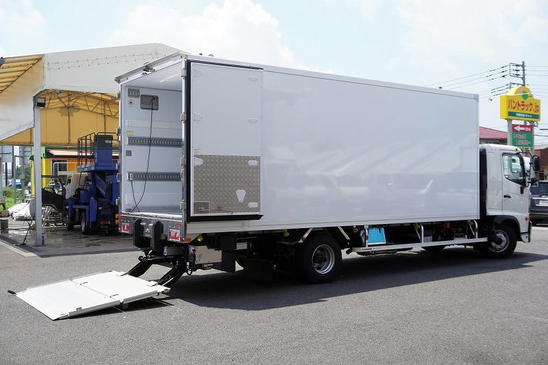 (未使用) レンジャー 4トン 「ワイド ベッド付き」 冷蔵冷凍車 積載2100kg リアエアサス 6.2m長 格納パワーゲート サイドドア -30度設定 キーストン ジョルダー4列 ラッシング2段 バックカメラ 東プレ製 オートエアコン メッキパーツ 衝突軽減ブレーキ 車線逸脱警報 6速MT! 車検「R9年6月まで!」フロント画像