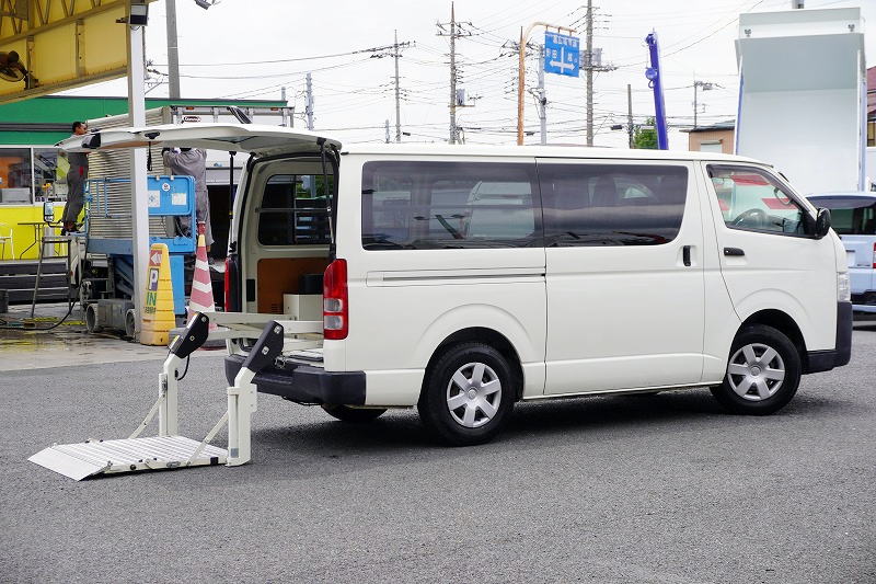 レジアスエース　ロング　ＤＸ　５ドア　ガソリン　３人乗り　トヨタ車体製パワーゲート　セパレーターカーテン　ＡＴ車！