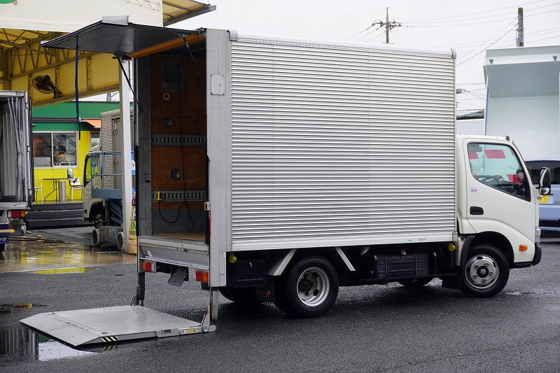 ダイナ　１０尺　アルミバン　積載２０００ｋｇ　跳ね上げ式　垂直パワーゲート　ラッシング２段　壁面フック１０対　全高約３ｍ　バックカメラ　ＥＴＣ　社外ナビ　左電格ミラー　車線逸脱警報　北村製　全低床　ワンオーナー！ＡＴ車！