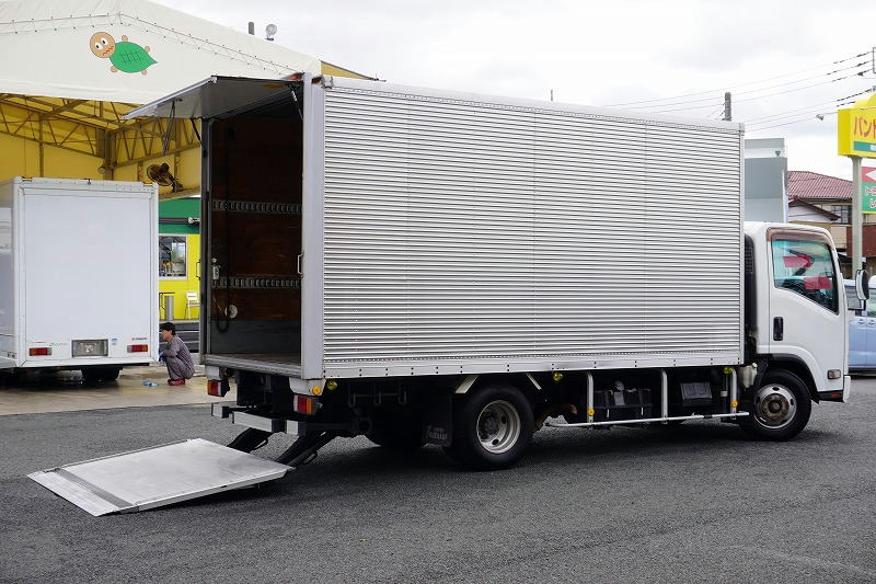 エルフ　「ワイドロング」　アルミバン　積載２９５０ｋｇ　跳ね上げ式　パワーゲート　サイドドア　ラッシング２段　左電格ミラー　坂道発進補助　バックカメラ　ＥＴＣ　フォグランプ　日本フルハーフ製　６速ＭＴ！