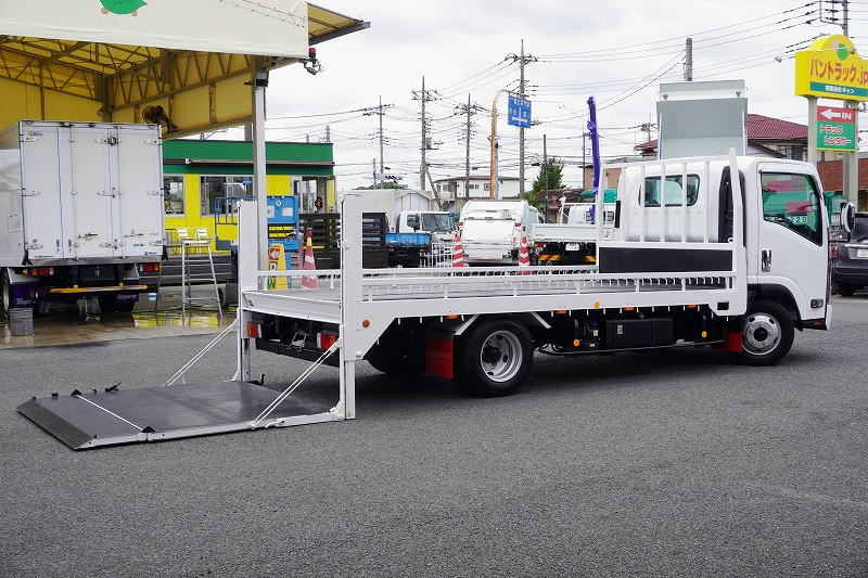 アトラス 「ワイドロング」 バイク運搬車 積載2000kg 一方開 大型自動起立式垂直パワーゲート 荷台鉄板張り アオリロープフック 左電格ミラー LEDヘッドライト&フォグランプ メッキパーツ キーレス 衝突軽減ブレーキ 車線逸脱警報 AT車!希少車! 車検「R9年6月まで!」フロント画像