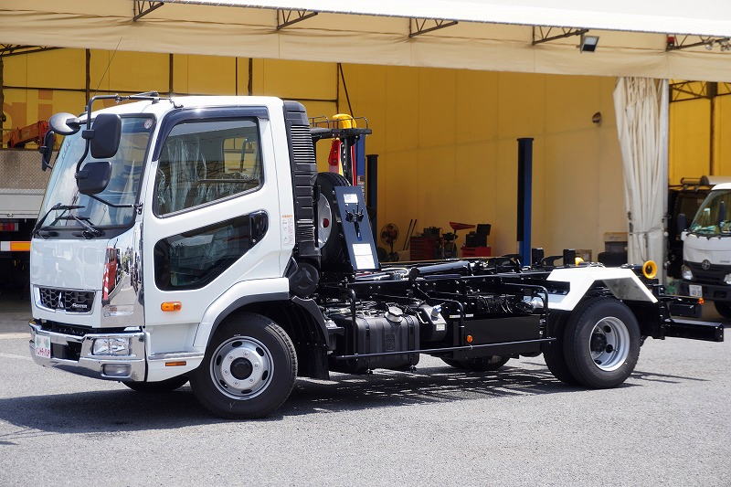 （未使用）　ファイター　４トン　「ベッドレス」　フックロール　極東製　積載３４００ｋｇ　ツインシリンダー　キャブバックステップ　網工具入れ　ラジコン　坂道発進補助　バックカメラ　メッキパーツ　オートエアコン　衝突軽減ブレーキ　車線逸脱警報　６速ＭＴ！　車検「Ｒ９年１２月まで！」