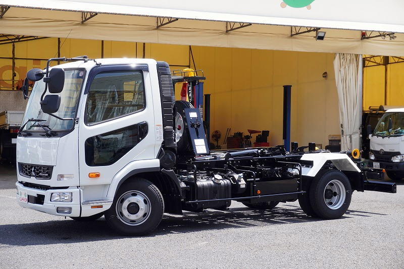 （未使用）　ファイター　４トン　「ベッドレス」　フックロール　極東製　積載３４５０ｋｇ　ツインシリンダー　キャブバックステップ　網工具入れ　ラジコン　坂道発進補助　バックカメラ　オートエアコン　衝突軽減ブレーキ　車線逸脱警報　６速ＭＴ！　車検「Ｒ９年１１月まで！」