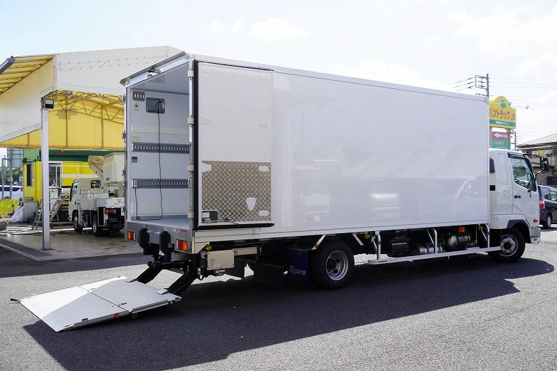 （未使用）　ファイター　４トン　「ワイド　ベッド付き」　冷蔵冷凍車　積載２３５０ｋｇ　リアエアサス　約６．２ｍ長　格納パワーゲート　サイドドア　－３０度設定　荷台アルミ板張り　ラッシング２段　バックカメラ　東プレ製　メッキパーツ　オートエアコン　６速ＭＴ！　車検「Ｒ９年１０月まで！」フロント画像