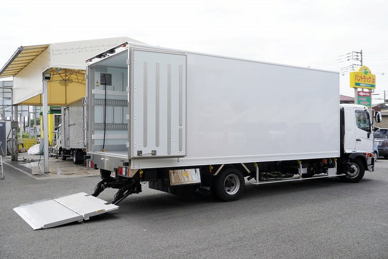 (未使用) レンジャー 4トン 「ワイド ベッド付き」 冷蔵冷凍車 積載2150kg リアエアサス 6.2m長 格納パワーゲート 観音サイドドア -30度設定 キーストン ラッシング2段 ラジコン バックカメラ ETC2.0 菱重製 オートエアコン メッキパーツ 6速MT! 車検「R9年1月まで!」フロント画像