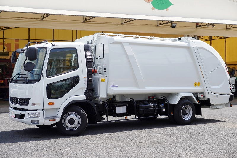 (未使用) ファイター 4トン 「ベッドレス」 パッカー車 プレス式 積載1450kg 新明和製 連続動作 10.2立米 汚水タンク 防臭扉 バックカメラ ETC2.0 坂道発進補助 衝突軽減ブレーキ 車線逸脱警報 紙、段ボール仕様!6速MT! 車検「R10年2月まで!」フロント画像