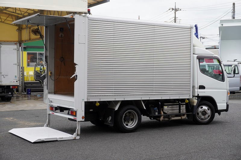 キャンター 「4WD」 10尺 アルミバン 積載2000kg サイドドア 跳ね上げ式 垂直パワーゲート 導風板 通気口 全高約2.8m バックカメラ ETC2.0 ポータブルナビ ワンセグTV フォグランプ 衝突軽減ブレーキ 車線逸脱警報 AT車!フロント画像