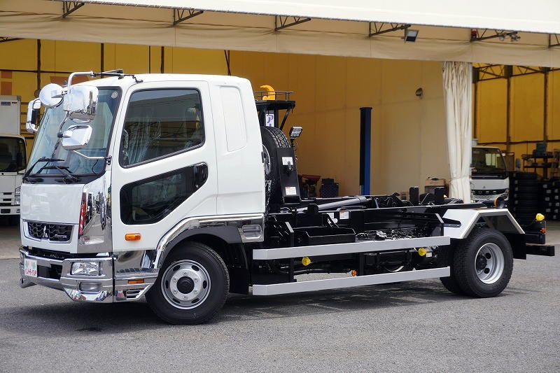（未使用）　ファイター　４トン　「ベッド付き」　アームロール　新明和製　積載３５００ｋｇ　ツインシリンダー　キャブバックステップ　網工具入れ　坂道発進補助　バックカメラ　ＥＴＣ２．０　オートエアコン　衝突軽減ブレーキ　車線逸脱警報　メッキパーツ　６速ＭＴ！