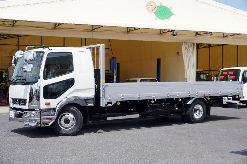 (未使用) ファイター 4トン 「標準幅 ベッド付き」 平ボディー アルミブロック リアエアサス 積載3500kg 6.2m長 三方開 落とし込みフック バックカメラ ETC2.0 坂道発進補助 メッキパーツ アルミホイール HIDヘッドライト フォグランプ オートエアコン 衝突軽減ブレーキ 車線逸脱警報 6速MT!フロント画像