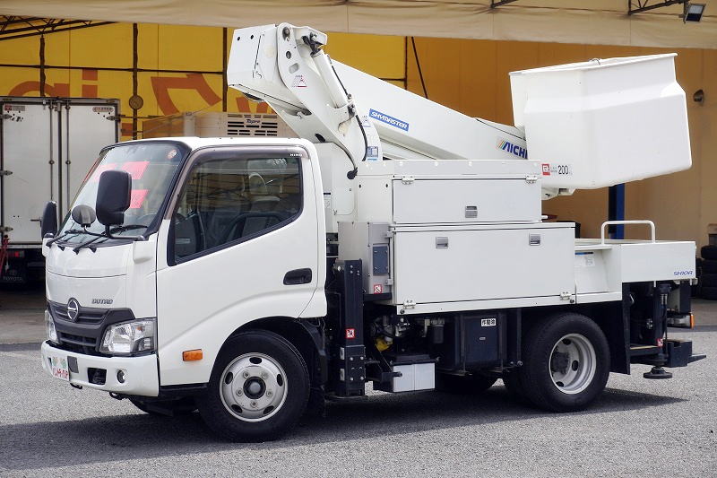 デュトロ 高所作業車 アイチ製(SH10A) 最大地上高9.9m FRPバケット バケット積載荷重200kg 積載250kg 工具入れ ジョイスティックタイプ アワーメーター:4502h 左電格ミラー 電動パーキングブレーキ バックカメラ 社外ナビ ETC フォグランプ 衝突軽減ブレーキ 車線逸脱警報 電気工事仕様!AT車!フロント画像