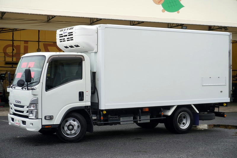 エルフ　「ワイドロング」　冷蔵冷凍車　積載２９５０ｋｇ　リア三枚扉　－５度設定　荷台ステンレス張り　箱内カーテン付き　エアリブ　バックカメラ　左電格ミラー　フォグランプ　東プレ製　衝突軽減ブレーキ　車線逸脱警報　ＡＴ車！