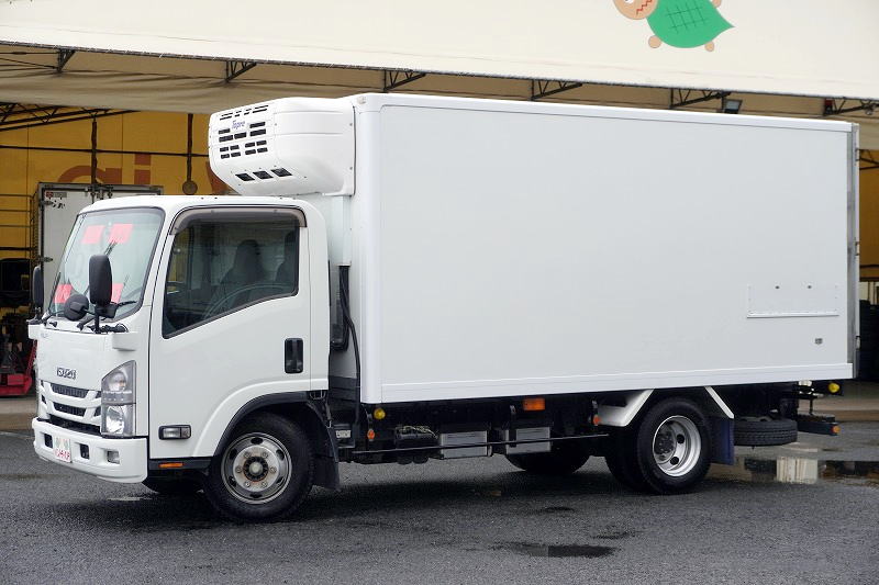 エルフ　「ワイドロング」　冷蔵冷凍車　積載２９５０ｋｇ　リア三枚扉　－５度設定　荷台ステンレス張り　箱内カーテン付き　エアリブ　バックカメラ　左電格ミラー　フォグランプ　東プレ製　衝突軽減ブレーキ　車線逸脱警報　ＡＴ車！