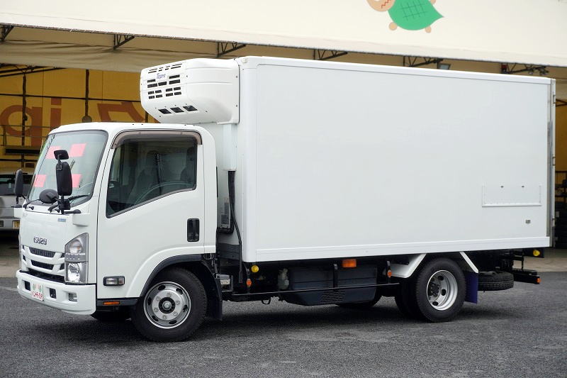 エルフ　「ハイブリッド　ワイドロング」　冷蔵冷凍車　積載２９５０ｋｇ　リア三枚扉　－５度設定　荷台ステンレス張り　箱内カーテン付き　エアリブ　バックカメラ　左電格ミラー　フォグランプ　東プレ製　衝突軽減ブレーキ　車線逸脱警報　ＡＴ車！