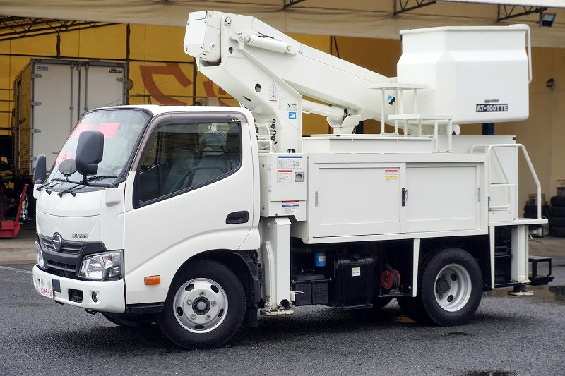 デュトロ　高所作業車　タダノ製（ＡＴ－１００ＴＴＥ）　最大地上高９．９ｍ　ＦＲＰバケット　バケット積載荷重２００ｋｇ　工具入れ　ジョイスティックタイプ　アワーメーター：５３０ｈ　左電格ミラー　電動パーキングブレーキ　バックカメラ　社外ナビ　フォグランプ　衝突軽減ブレーキ　車線逸脱警報　電気工事仕様！ＡＴ車！