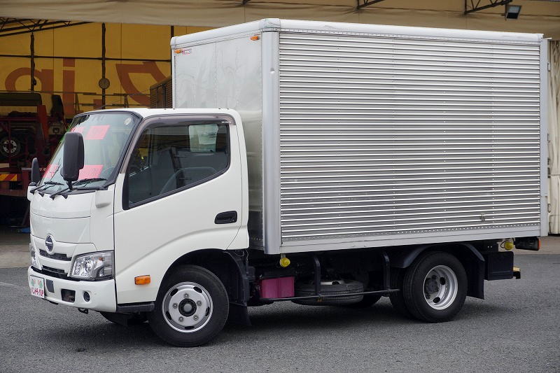 デュトロ　１０尺　アルミバン　積載２０００ｋｇ　ラッシング２段　バックカメラ　社外ナビ　ＥＴＣ　左電格ミラー　ＬＥＤヘッドライト　電動パーキングブレーキ　クリアランスソナー　全高２．８ｍ以下　９０度ストッパー　衝突軽減ブレーキ　車線逸脱警報　パブコ製　ＡＴ車！　車検「Ｒ９年３月まで！」フロント画像