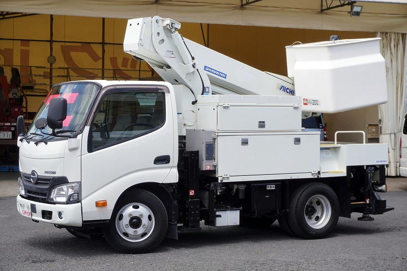 デュトロ 高所作業車 アイチ製(SH10A) 最大地上高9.9m FRPバケット バケット積載荷重200kg 積載250kg 工具入れ ジョイスティックタイプ アワーメーター:4480h 左電格ミラー 坂道発進補助 電動パーキングブレーキ バックカメラ 社外ナビ フォグランプ 衝突軽減ブレーキ 車線逸脱警報 電気工事仕様!5速MT!フロント画像