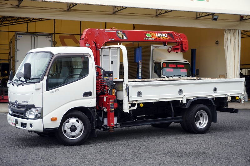 デュトロ 「標準幅 ロング」 4段クレーン 積載3000kg 古河ユニック製 ラジコン フックイン 2.63t吊 荷台&鳥居下部シマ板張り アオリ上部シマ板プロテクター付き セイコーラック ロープ穴3対 ETC 衝突軽減ブレーキ 車線逸脱警報 AT車! 車検「R9年3月まで!」フロント画像