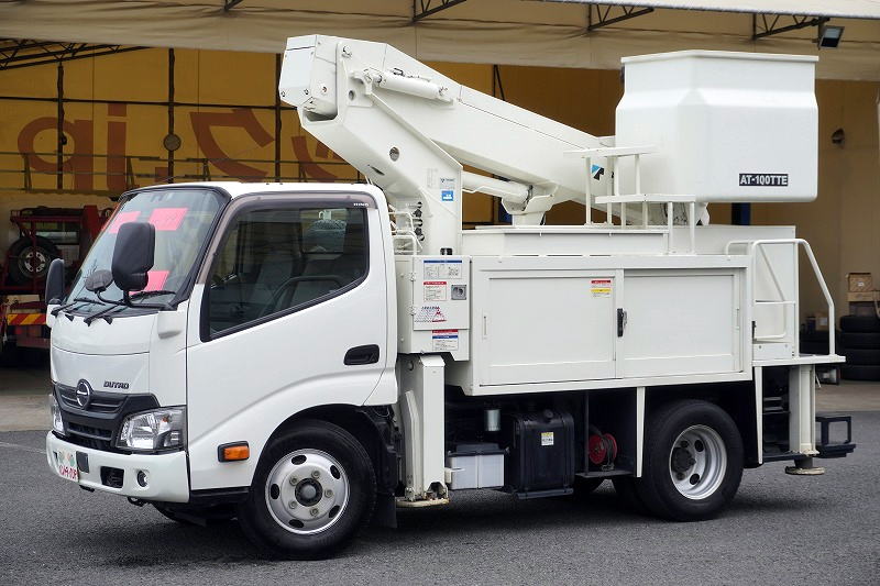 デュトロ　高所作業車　タダノ製（ＡＴ－１００ＴＴＥ）　最大地上高９．９ｍ　ＦＲＰバケット　バケット積載荷重２００ｋｇ　工具入れ　ジョイスティックタイプ　アワーメーター：１４７５ｈ　左電格ミラー　電動パーキングブレーキ　バックカメラ　社外ナビ　フォグランプ　衝突軽減ブレーキ　車線逸脱警報　電気工事仕様！ＡＴ車！フロント画像