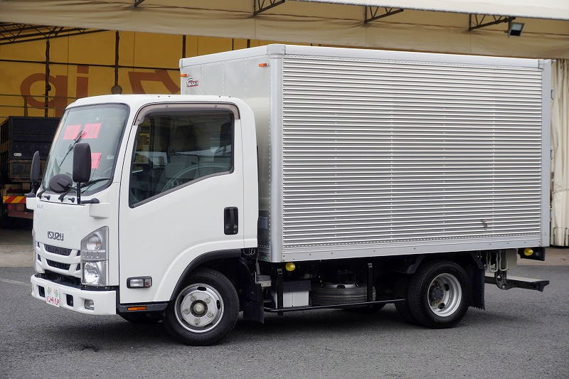 エルフ　１０尺　アルミバン　積載１９００ｋｇ　バックカメラ　左電格ミラー　フォグランプ　全高２．８ｍ以下　衝突軽減ブレーキ　車線逸脱警報　日本フルハーフ製　ＡＴ車！フロント画像