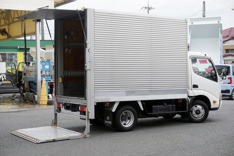 トヨエース　１０尺　アルミバン　積載２０００ｋｇ　跳ね上げ式　垂直パワーゲート　ラッシング２段　全高約３ｍ　バックカメラ　左電格ミラー　フォグランプ　全低床　ＡＴ車！フロント画像