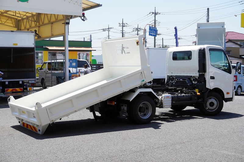 （未使用）　デュトロ　「ワイド」　強化　ローダーダンプ　花見台製　三方開　積載３７００ｋｇ　スライド用ラジコン　ダンプピン　電動パーキングブレーキ　スマートキー　左電格ミラー　坂道発進補助　ルームミラー型バックカメラ　クリアランスソナー　ＬＥＤヘッドライト＆フォグランプ　衝突軽減ブレーキ　車線逸脱警報　６速ＭＴ！車検「Ｒ９年４月まで！」フロント画像