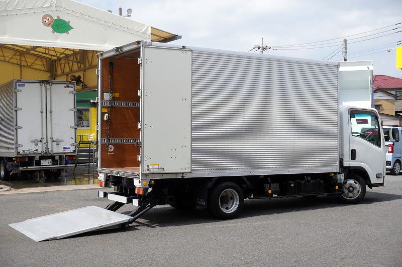 エルフ　「標準幅　ロング」　アルミバン　積載２０００ｋｇ　サイドドア　パワーゲート　リア観音扉　ラッシング２段　バックカメラ　ＥＴＣ２．０　社外ナビ　左電格ミラー　９０度ストッパー　日本フルハーフ製　ＡＴ車！