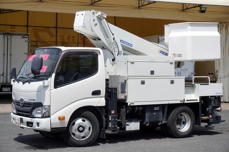 デュトロ　高所作業車　アイチ製（ＳＨ１０Ａ）　最大地上高９．９ｍ　ＦＲＰバケット　バケット積載荷重２００ｋｇ　積載２５０ｋｇ　工具入れ　ジョイスティックタイプ　アワーメーター：５１０５ｈ　左電格ミラー　坂道発進補助　電動パーキングブレーキ　バックカメラ　社外ナビ　フォグランプ　衝突軽減ブレーキ　車線逸脱警報　電気工事仕様！５速ＭＴ！