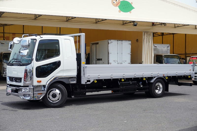 （未使用）　ファイター　４トン　「標準幅　ベッド付き」　平ボディー　アルミブロック　リアエアサス　積載３５００ｋｇ　６．２ｍ長　三方開　落とし込みフック　バックカメラ　ＥＴＣ２.０　坂道発進補助　メッキパーツ　アルミホイール　ＨＩＤヘッドライト　フォグランプ　オートエアコン　衝突軽減ブレーキ　車線逸脱警報　６速ＭＴ！　車検「Ｒ１０年６月まで！」フロント画像