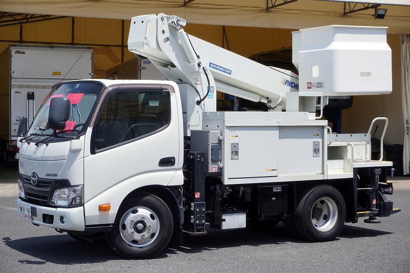 デュトロ 高所作業車 アイチ製(SH10A) 最大地上高9.9m FRPバケット バケット積載荷重200kg 積載100kg 工具入れ ジョイスティックタイプ アワーメーター:2485h 左電格ミラー 電動パーキングブレーキ バックカメラ 社外ナビ フォグランプ 衝突軽減ブレーキ 車線逸脱警報 電気工事仕様!AT車!フロント画像