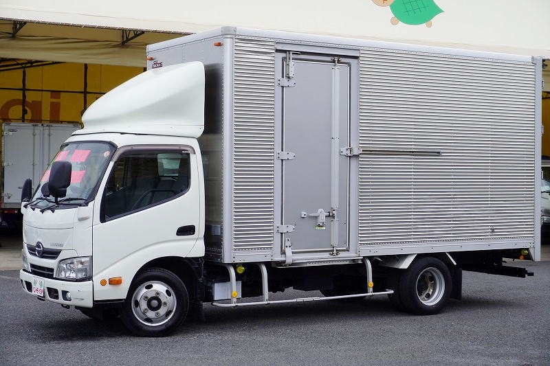デュトロ　「標準幅　ロング」　アルミバン　積載２０００ｋｇ　サイドドア　ラッシング２段　荷台床面ラッシング１対　導風板　バックカメラ　ＥＴＣ２．０　左右電格ミラー　電動パーキングブレーキ　坂道発進補助　キーレス　ＨＩＤヘッドライト　フォグランプ　９０度ストッパー　日本フルハーフ製　５速ＭＴ！