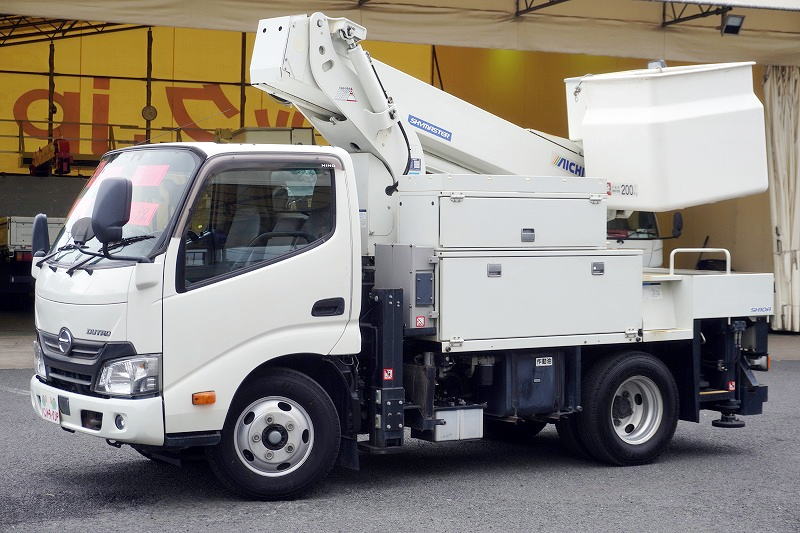 デュトロ　高所作業車　アイチ製（ＳＨ１０Ａ）　最大地上高９．９ｍ　ＦＲＰバケット　バケット積載荷重２００ｋｇ　積載２５０ｋｇ　工具入れ　ジョイスティックタイプ　アワーメーター：２１１５ｈ　ブーム自動格納　左電格ミラー　坂道発進補助　電動パーキングブレーキ　バックカメラ　社外ナビ　ワンセグＴＶ　ＬＥＤフォグランプ　衝突軽減ブレーキ　車線逸脱警報　電気工事仕様！５速ＭＴ！