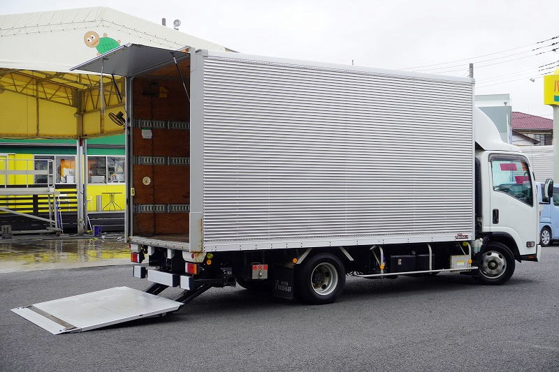 エルフ 「ワイドロング」 アルミバン 積載2000kg 手動跳ね上げ式パワーゲート ラッシング3段 導風板 高箱 左電格ミラー バックカメラ 社外ナビ ETC2.0 LEDヘッドライト&フォグランプ 衝突軽減ブレーキ 車線逸脱警報 日本フルハーフ製 高年式!AT車!フロント画像