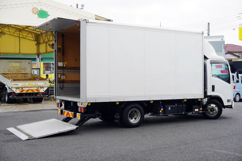 エルフ　「ワイドロング」　パネルバン　積載３０００ｋｇ　サイドドア　跳ね上げ式パワーゲート　ラッシング２段　荷台シマ板張り　導風板　通気口　左電格ミラー　坂道発進補助　バックカメラ　社外ナビ　フルセグＴＶ　ＥＴＣ２．０　キーレス　ＬＥＤヘッドライト＆フォグランプ　衝突軽減ブレーキ　車線逸脱警報　日本フルハーフ製　６速ＭＴ！