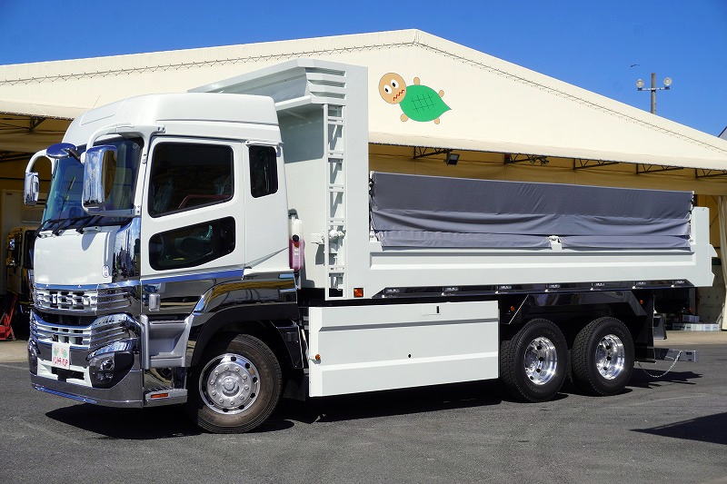 (未使用) スーパーグレート 421馬力 大型 「ハイルーフ 22t ロングダンプ」 3軸 2デフ 土砂ダンプ 6.5m✕2.35m 積載9200kg 新明和製 角底 電動コボレーン 鳥居シートデッキ&ラダー ETC2.0 メッキパーツ AT車! 車検「R9年5月まで!」フロント画像