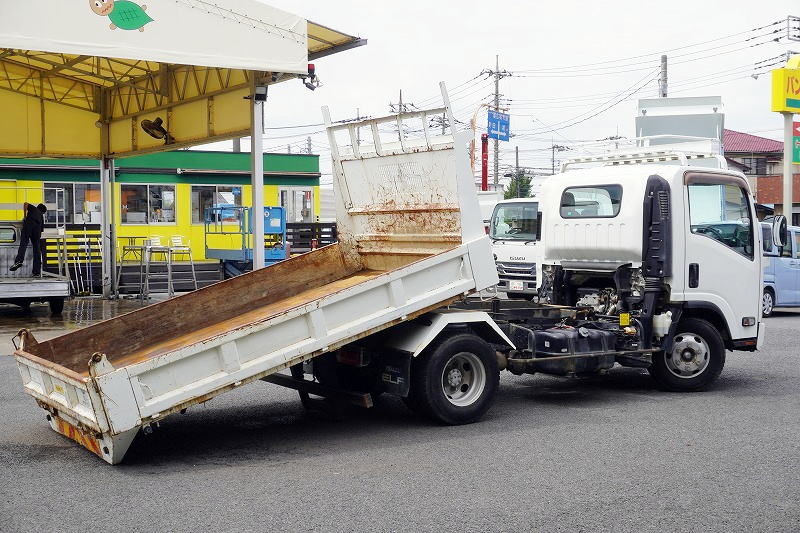 エルフ 「ワイド」 強化 ローダーダンプ 花見台製 一方開 積載3900kg 鳥居アングル補強 ルーフキャリア 鳥居ツノ出し 左電格ミラー 坂道発進補助 フォグランプ 6速MT!フロント画像