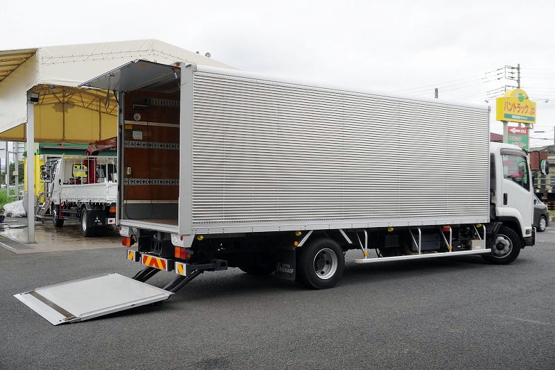 フォワード　４トン　「標準幅　ベッドレス」　アルミバン　積載３１５０ｋｇ　リーフサス　６．３ｍ長　跳ね上げ式　パワーゲート　ラッシング２段　バックカメラ　ＥＴＣ　坂道発進補助　衝突軽減ブレーキ　車線逸脱警報　日本フルハーフ製　６速ＭＴ！　車検「Ｒ９年２月まで！」