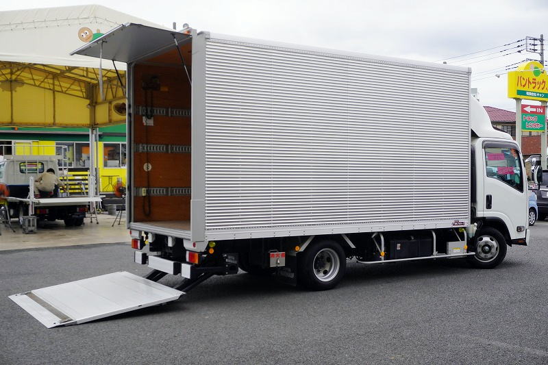 エルフ 「ワイドロング」 アルミバン 積載2000kg 手動跳ね上げ式パワーゲート サイドドア ラッシング3段 導風板 高箱 左電格ミラー バックカメラ 社外ナビ ETC2.0 LEDヘッドライト&フォグランプ 衝突軽減ブレーキ 車線逸脱警報 日本フルハーフ製 高年式!AT車!フロント画像