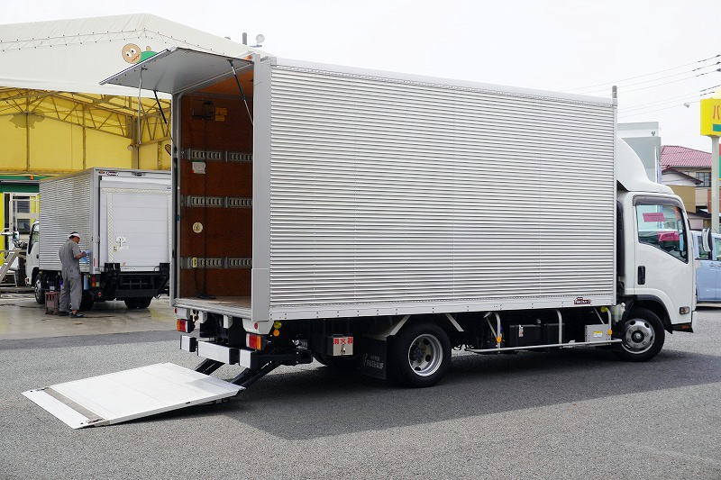 エルフ 「ワイドロング」 アルミバン 積載2000kg 手動跳ね上げ式パワーゲート ラッシング3段 導風板 高箱 左電格ミラー バックカメラ 社外ナビ ETC2.0 LEDヘッドライト&フォグランプ 衝突軽減ブレーキ 車線逸脱警報 日本フルハーフ製 高年式!AT車!フロント画像