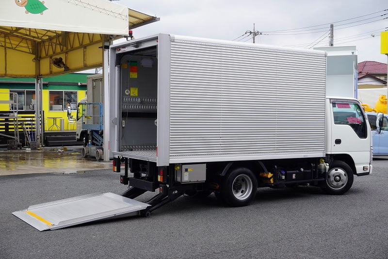 エルフ　「標準幅　セミロング」　アルミバン　積載２０００ｋｇ　大型パワーゲート　リアシャッター扉　ラッシング２段　荷台シマ板張り　箱内壁面ステンレス張り＆当て物付き　ラジコン　バックカメラ　左電格ミラー　坂道発進補助　ＬＥＤヘッドライト＆フォグランプ　衝突軽減ブレーキ　車線逸脱警報　北村製　６速ＭＴ！希少車！！