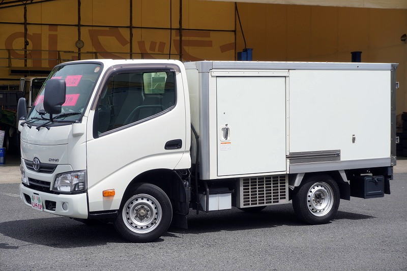ダイナ　「標準幅　ショート」　冷蔵冷凍車　積載１０５０ｋｇ　デンソー製　低箱　全高２ｍ以下　サイドドア　荷台スノコ付き　－２２度設定　９０度ストッパー　エアリブ　バックカメラ　ＥＴＣ　左右電動ミラー　フォグランプ　ＡＴ車！新普通免許対応！希少車！！