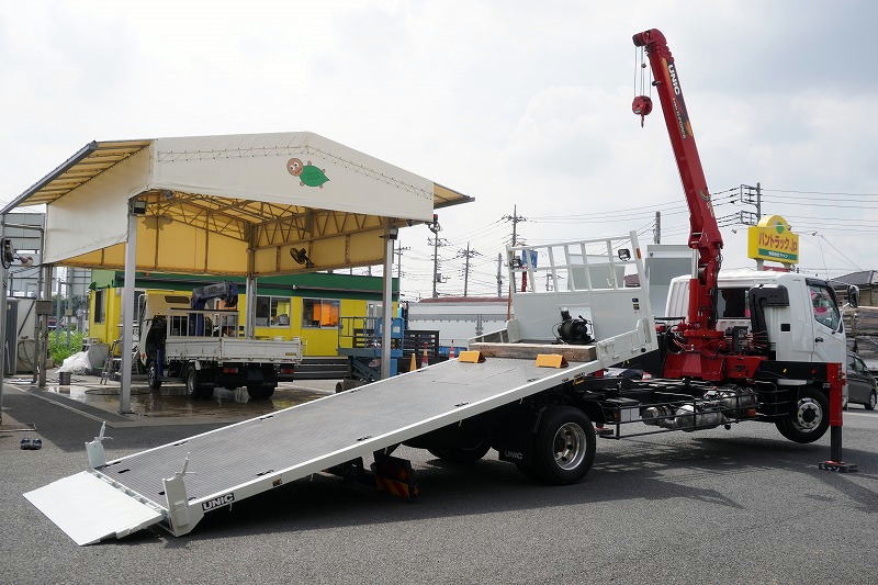 ファイター　増トン　「ワイド　ベッド付」　４段クレーン　セーフティローダー　古河ユニック製　ウインチ付き　積載６３００ｋｇ　２．９３ｔ吊　クレーン＆荷台ラジコン付き　フックイン　差し違いアウトリガー　５．８ｍ長　リア油圧ゲート　スタンション穴　床フック７対　ＥＴＣ２．０　メッキパーツ　アルミホイール　６速ＭＴ！低走行！２７０馬力！！　車検「Ｒ９年７月まで！」フロント画像