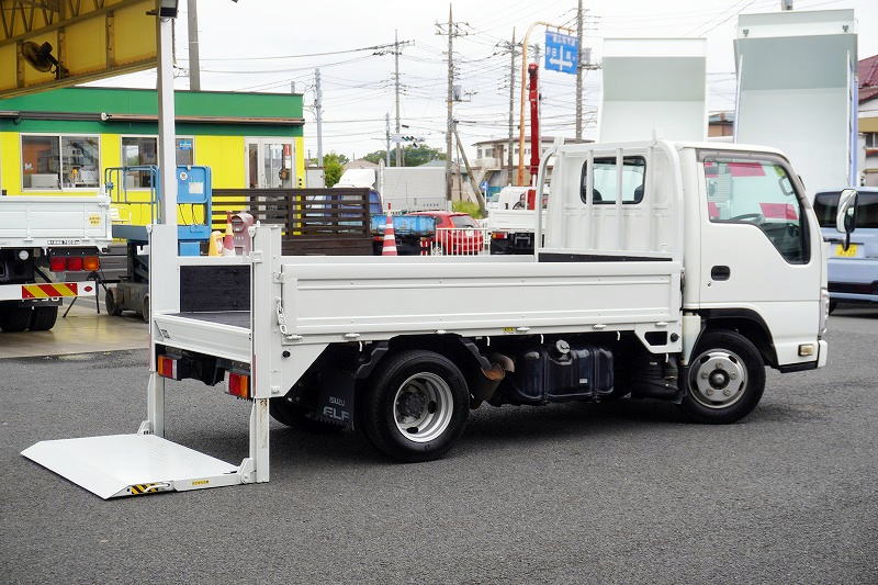 エルフ　「標準幅　ショート」　平ボディー　垂直パワーゲート　積載２０００ｋｇ　三方開　ＥＴＣ　フォグランプ　全低床　ＡＴ車！フロント画像