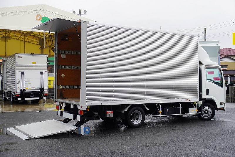 エルフ 「ワイドロング」 アルミバン 積載2000kg 手動跳ね上げ式パワーゲート ラッシング3段 導風板 高箱 左電格ミラー バックカメラ 社外ナビ ETC2.0 LEDヘッドライト&フォグランプ 衝突軽減ブレーキ 車線逸脱警報 日本フルハーフ製 高年式!AT車!フロント画像