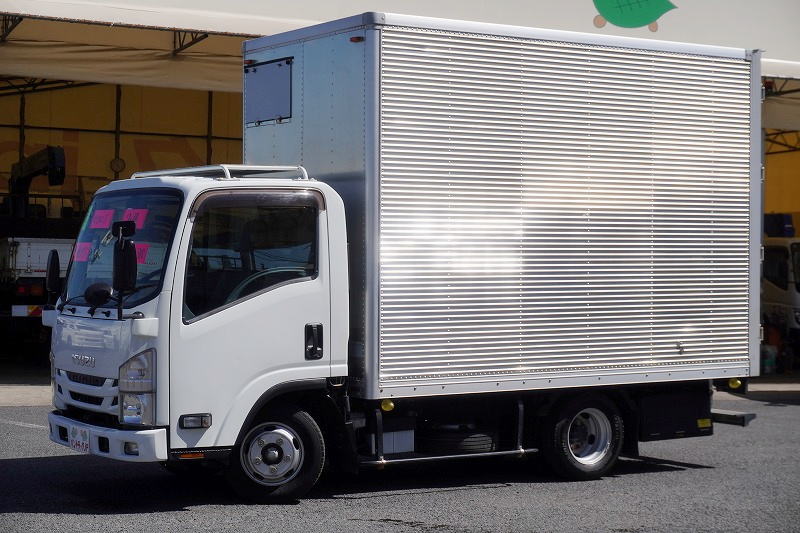 エルフ 「標準幅 セミロング」 アルミバン 積載2000kg 高箱 内高約2.4m ラッシング3段 左電格ミラー 坂道発進補助 バックカメラ 社外ナビ ETC2.0 箱内壁面絨毯張り 衝突軽減ブレーキ 車線逸脱警報 フォグランプ 日本フルハーフ製 5速MT!希少車!フロント画像