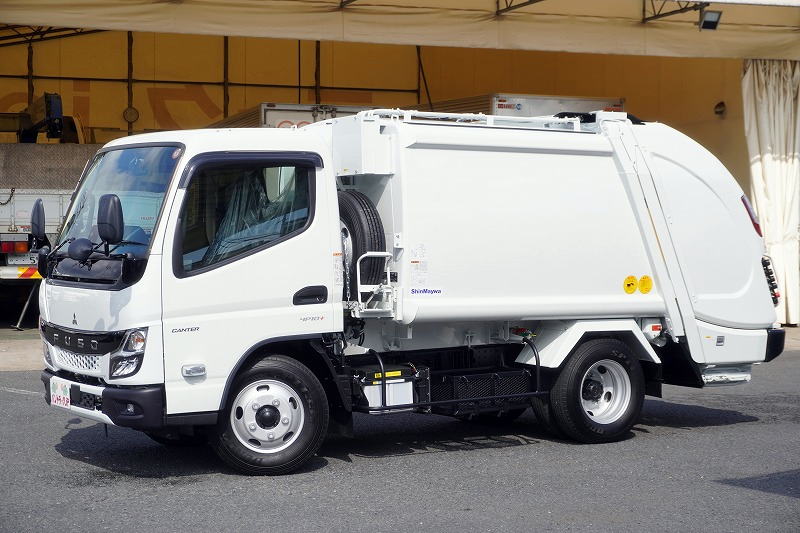 （未使用）　キャンター　「標準幅」　パッカー車　プレス式　積載２０００ｋｇ　新明和製　４．３立米　連続動作　汚水タンク　防臭扉　網工具入れ　バックカメラ　ＥＴＣ２．０　坂道発進補助　左電格ミラー　ＬＥＤヘッドライト＆フォグランプ　スマートキー　衝突軽減ブレーキ　車線逸脱警報　５速ＭＴ！