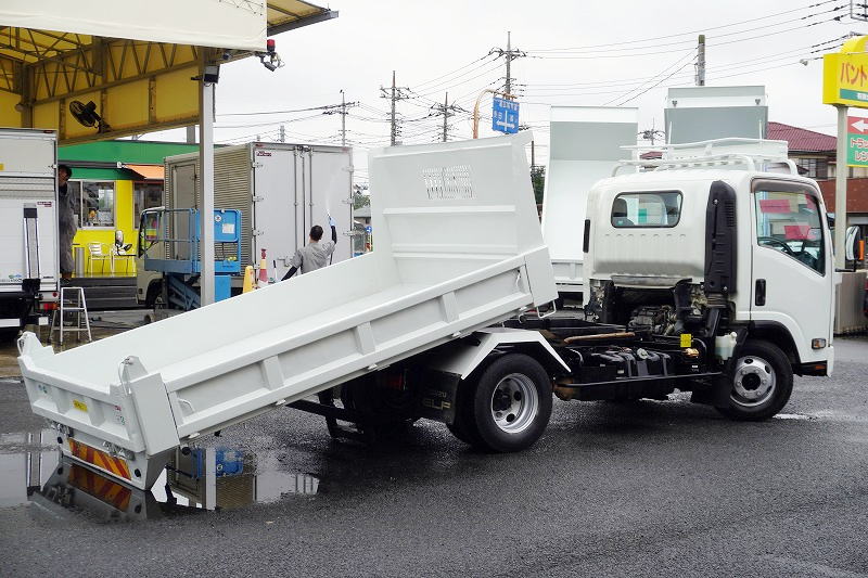 エルフ　「ワイド」　強化　ローダーダンプ　花見台製　三方開　積載３９００ｋｇ　ルーフキャリア　鳥居アングル補強　ダンプピン　坂道発進補助　フォグランプ　６速ＭＴ！フロント画像