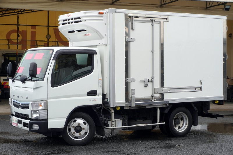 キャンター　１０尺　冷蔵冷凍車　積載２０００ｋｇ　菱重製　サイドドア　－３０度設定　ラッシング１段　荷台シマ板張り　エアリブ　９０度ストッパー　バックカメラ　ＥＴＣ　左電格ミラー　坂道発進補助　フォグランプ　衝突軽減ブレーキ　車線逸脱警報　５速ＭＴ！　車検「Ｒ９年５月まで！」フロント画像