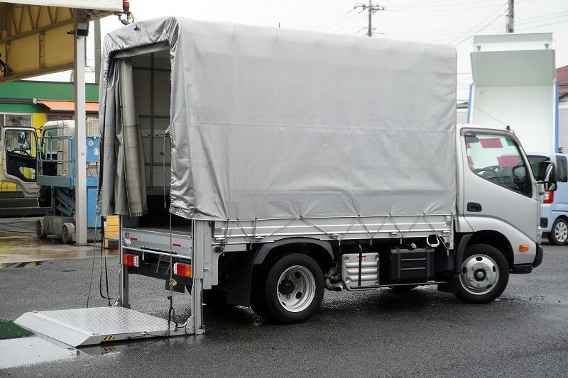 ダイナ 「標準幅 ショート ハイブリッド」 平ボディー 幌付き 垂直パワーゲート 積載2000kg LEDヘッドライト&フォグランプ 電動パーキングブレーキ スマートキー クリアランスソナー 左電格ミラー ミラーヒーター 社外ナビ ワンセグTV ETC バックカメラ 衝突軽減ブレーキ 車線逸脱警報 AT車!フロント画像