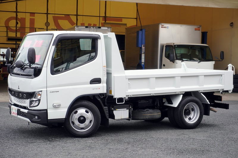 キャンター 強化ダンプ 極東製 積載3000kg 三方開 ダンプピン アユミ板掛け 左電格ミラー スマートキー LEDヘッドライト&フォグランプ 衝突軽減ブレーキ 車線逸脱警報 フルフラットロー 低走行!5速MT!フロント画像