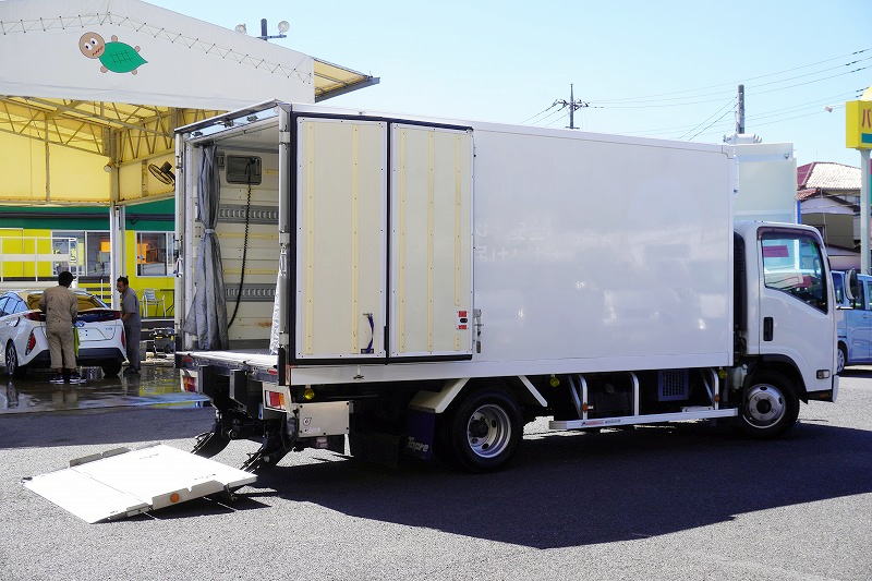 エルフ　「ワイドロング」　冷蔵冷凍車　積載２０００ｋｇ　格納パワーゲート　リア三枚扉　－３０度設定　スタンバイ装置　荷台シマ板張り　ラッシング２段　エアリブ　電動パーキングブレーキ　バックカメラ　左電格ミラー　坂道発進補助　フォグランプ　東プレ製　６速ＭＴ！フロント画像